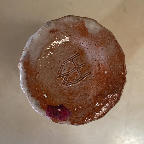 Local Artisans pottery flower vase. - Picture 4 of 4